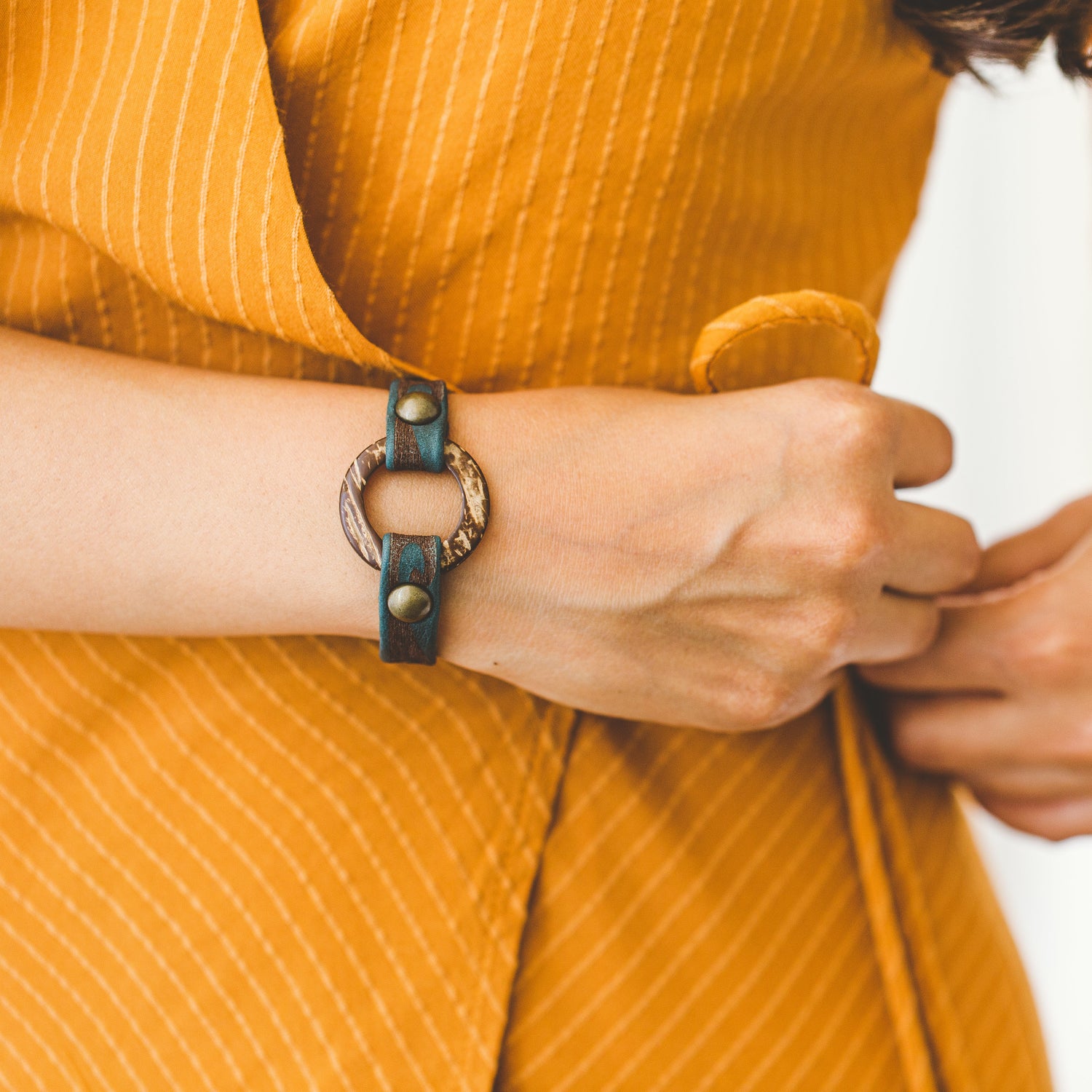 Elektriker Calamity kvælende Wave Print Leather & Coconut Shell Bracelet | Beach Inspired Jewelry –  Giving Bracelets