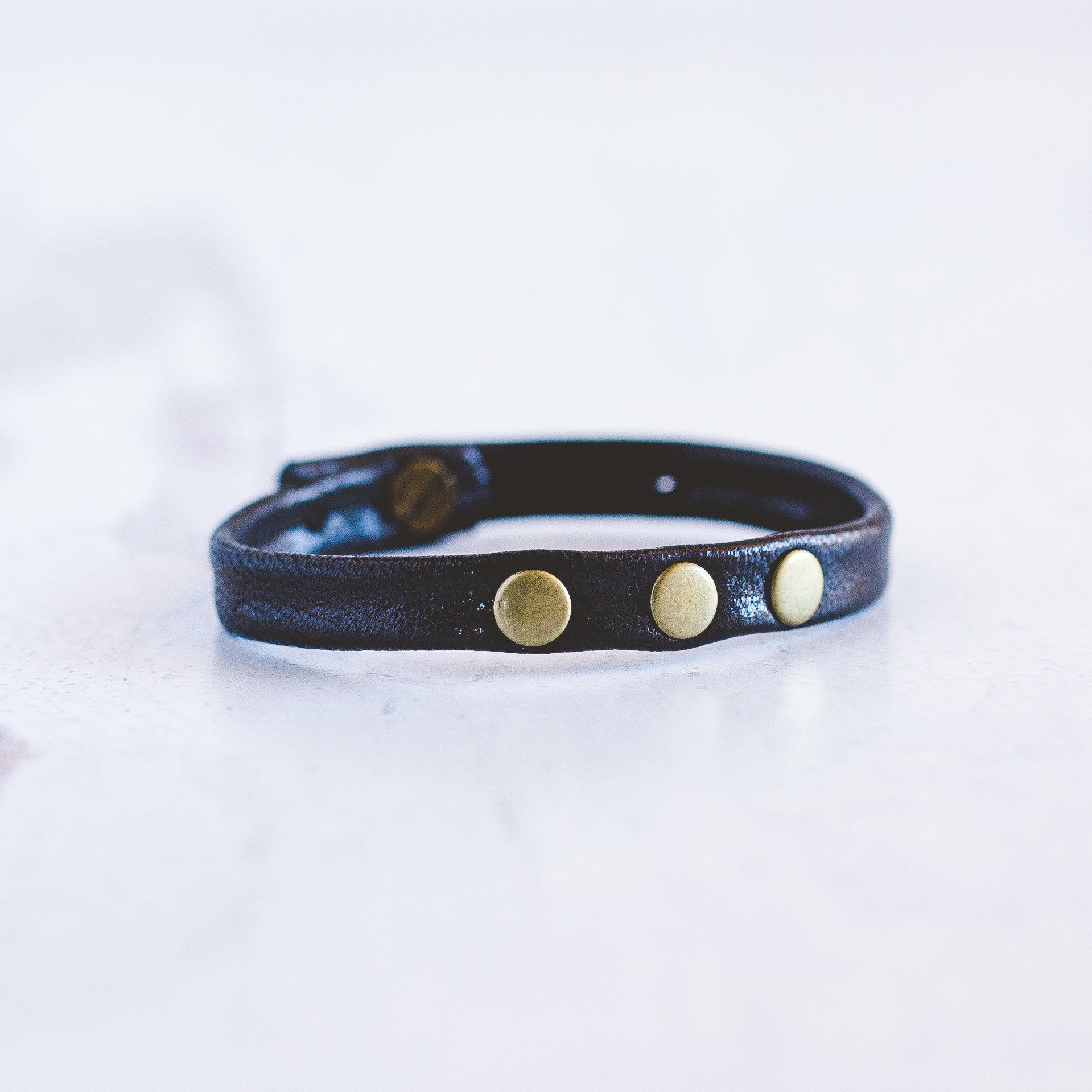 spøgelse Mod udstrømning Womens Handmade Leather Bracelet - Thin Stackable Brass Design – Giving  Bracelets
